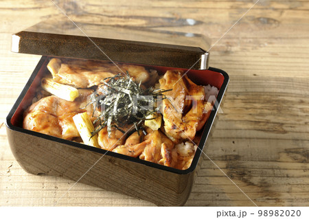 タレがたっぷりかかった熱々炭火焼き鳥重 98982020