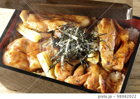 タレがたっぷりかかった熱々炭火焼き鳥重 98982022