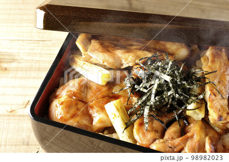 タレがたっぷりかかった熱々炭火焼き鳥重 タレがたっぷりかかった熱々炭火焼き鳥重 98982023