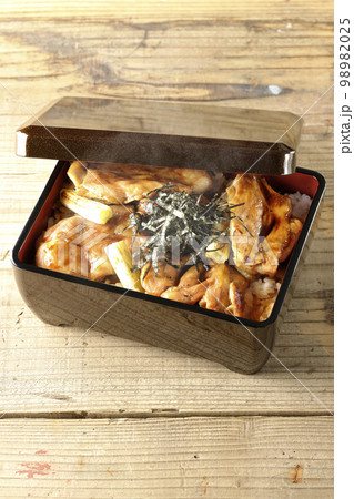 タレがたっぷりかかった熱々炭火焼き鳥重 98982025