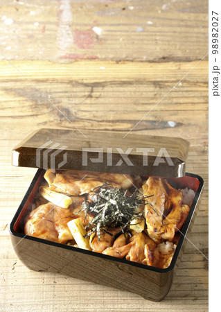 タレがたっぷりかかった熱々炭火焼き鳥重 98982027