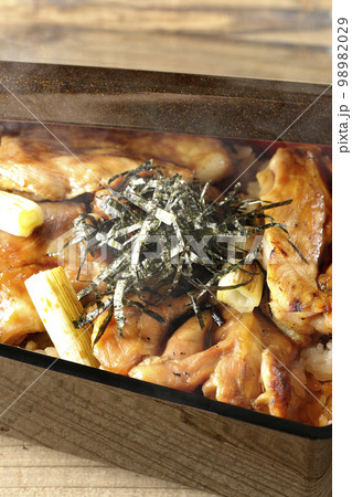 タレがたっぷりかかった熱々炭火焼き鳥重 98982029