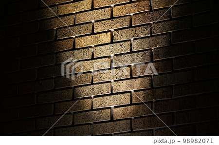 レンガの壁を照らす灯り 98982071