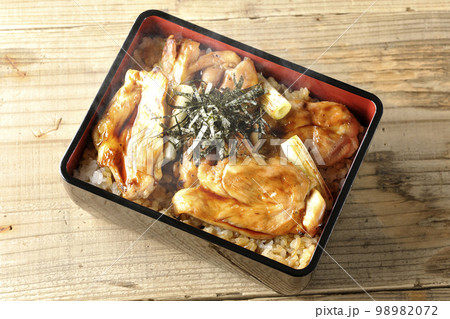 タレがたっぷりかかった熱々炭火焼き鳥重を俯瞰で撮影 98982072