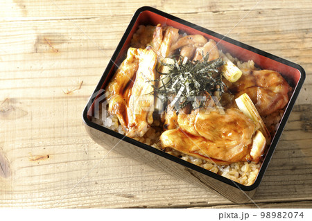 タレがたっぷりかかった熱々炭火焼き鳥重を俯瞰で撮影 98982074
