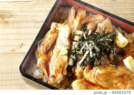 タレがたっぷりかかった熱々炭火焼き鳥重を俯瞰で撮影 98982079