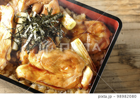 タレがたっぷりかかった熱々炭火焼き鳥重を俯瞰で撮影 タレがたっぷりかかった熱々炭火焼き鳥重を俯瞰で撮影 98982080