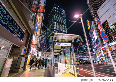 日本の東京都市景観　夜の渋谷駅（出入口B3）などを望む。奥は銀座線渋谷駅や渋谷スクランブルスクエア 98982233
