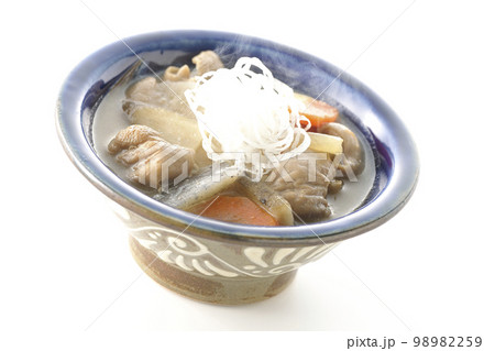 人参、蒟蒻、牛蒡、大根の入った熱々の豚もつ煮込みを白背景で撮影 人参、蒟蒻、牛蒡、大根の入った熱々の豚もつ煮込みを白背景で撮影 98982259