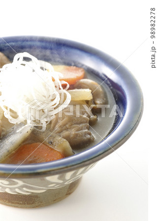 人参、蒟蒻、牛蒡、大根の入った熱々の豚もつ煮込みを白背景で撮影 人参、蒟蒻、牛蒡、大根の入った熱々の豚もつ煮込みを白背景で撮影 98982278