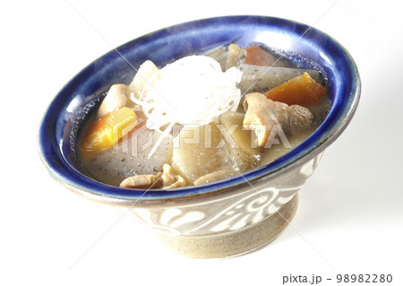 人参、蒟蒻、牛蒡、大根の入った熱々の豚もつ煮込みを白背景で撮影 人参、蒟蒻、牛蒡、大根の入った熱々の豚もつ煮込みを白背景で撮影 98982280