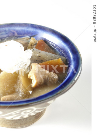 人参、蒟蒻、牛蒡、大根の入った熱々の豚もつ煮込みを白背景で撮影 人参、蒟蒻、牛蒡、大根の入った熱々の豚もつ煮込みを白背景で撮影 98982301
