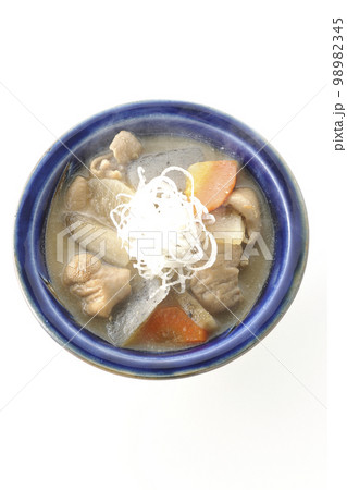 人参、蒟蒻、牛蒡、大根の入った熱々豚もつ煮込みを白背景で俯瞰撮影 98982345