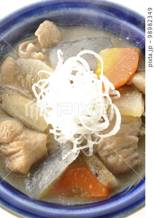 人参、蒟蒻、牛蒡、大根の入った熱々豚もつ煮込みを白背景で俯瞰撮影 98982349