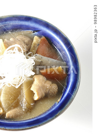 人参、蒟蒻、牛蒡、大根の入った熱々豚もつ煮込みを白背景で俯瞰撮影 人参、蒟蒻、牛蒡、大根の入った熱々豚もつ煮込みを白背景で俯瞰撮影 98982363