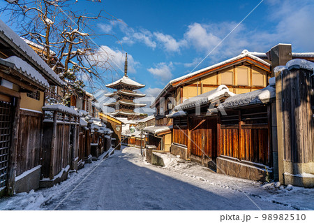 京都2023冬　大雪　八坂の塔 98982510