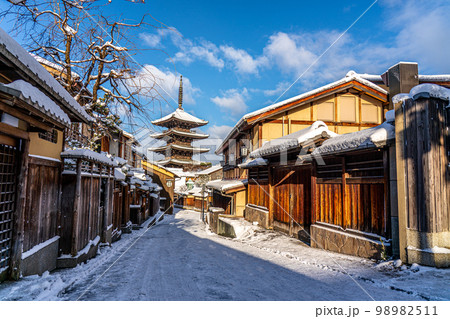 京都2023冬　大雪　八坂の塔 98982511