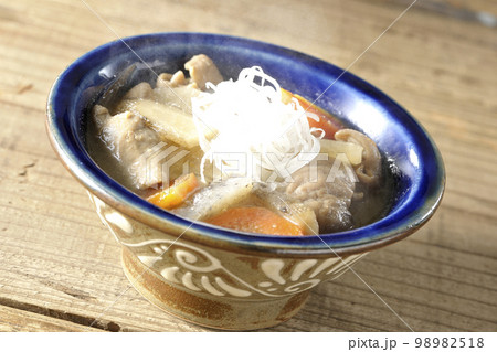 人参、蒟蒻、牛蒡、大根の入った熱々の豚もつ煮込み 人参、蒟蒻、牛蒡、大根の入った熱々の豚もつ煮込み 98982518