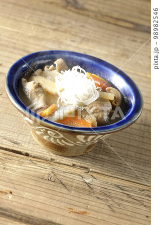 人参、蒟蒻、牛蒡、大根の入った熱々の豚もつ煮込み 人参、蒟蒻、牛蒡、大根の入った熱々の豚もつ煮込み 98982546