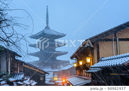 京都2023冬　大雪　八坂の塔 98982937