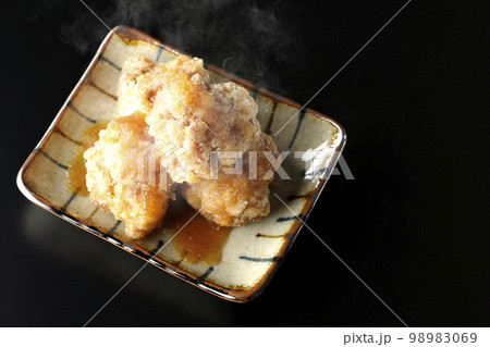 熱々鶏の竜田揚げにおろしポン酢かけを黒背景で俯瞰撮影 98983069