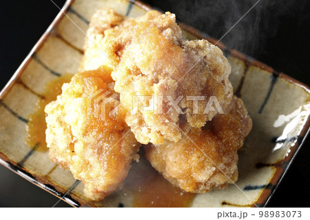 熱々鶏の竜田揚げにおろしポン酢かけを黒背景で俯瞰撮影 熱々鶏の竜田揚げにおろしポン酢かけを黒背景で俯瞰撮影 98983073