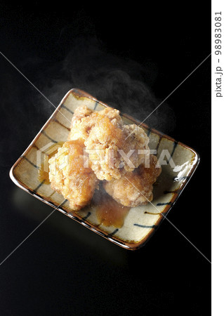 熱々鶏の竜田揚げにおろしポン酢かけを黒背景で俯瞰撮影 熱々鶏の竜田揚げにおろしポン酢かけを黒背景で俯瞰撮影 98983081