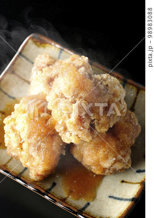 熱々鶏の竜田揚げにおろしポン酢かけを黒背景で俯瞰撮影 熱々鶏の竜田揚げにおろしポン酢かけを黒背景で俯瞰撮影 98983088