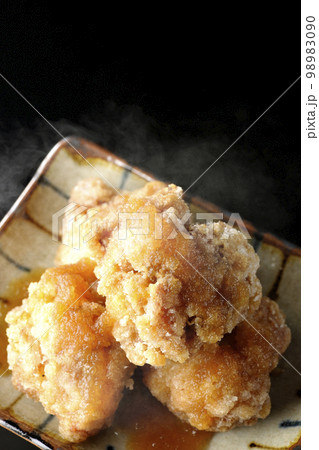 熱々鶏の竜田揚げにおろしポン酢かけを黒背景で俯瞰撮影 熱々鶏の竜田揚げにおろしポン酢かけを黒背景で俯瞰撮影 98983090