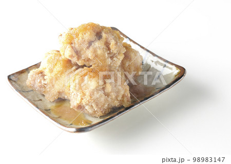 熱々鶏の竜田揚げにおろしポン酢かけを白背景で撮影 熱々鶏の竜田揚げにおろしポン酢かけを白背景で撮影 98983147