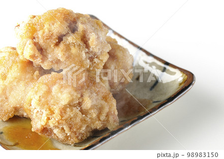 熱々鶏の竜田揚げにおろしポン酢かけを白背景で撮影 熱々鶏の竜田揚げにおろしポン酢かけを白背景で撮影 98983150