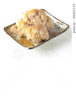 熱々鶏の竜田揚げにおろしポン酢かけを白背景で撮影 熱々鶏の竜田揚げにおろしポン酢かけを白背景で撮影 98983153