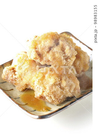 熱々鶏の竜田揚げにおろしポン酢かけを白背景で撮影 熱々鶏の竜田揚げにおろしポン酢かけを白背景で撮影 98983155