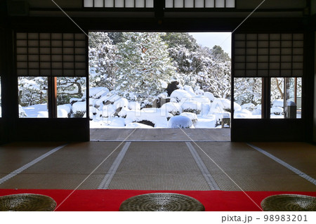 1月の朝に座禅する京都市岩倉 妙満寺の雪の庭 98983201