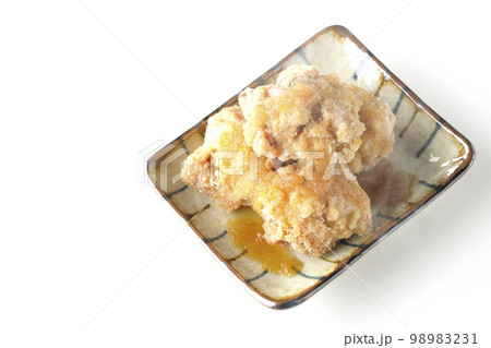 熱々鶏の竜田揚げにおろしポン酢かけを白背景で俯瞰撮影 熱々鶏の竜田揚げにおろしポン酢かけを白背景で俯瞰撮影 98983231
