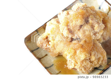 熱々鶏の竜田揚げにおろしポン酢かけを白背景で俯瞰撮影 熱々鶏の竜田揚げにおろしポン酢かけを白背景で俯瞰撮影 98983233