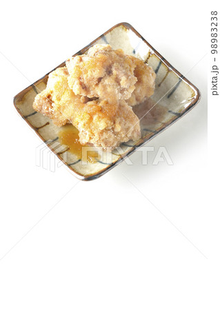 熱々鶏の竜田揚げにおろしポン酢かけを白背景で俯瞰撮影 熱々鶏の竜田揚げにおろしポン酢かけを白背景で俯瞰撮影 98983238