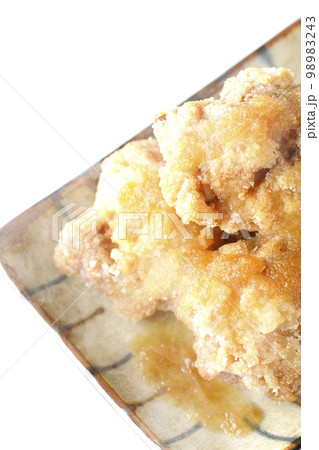 熱々鶏の竜田揚げにおろしポン酢かけを白背景で俯瞰撮影 熱々鶏の竜田揚げにおろしポン酢かけを白背景で俯瞰撮影 98983243