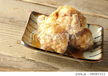 熱々の鶏の竜田揚げにおろしポン酢かけ 熱々の鶏の竜田揚げにおろしポン酢かけ 98983331