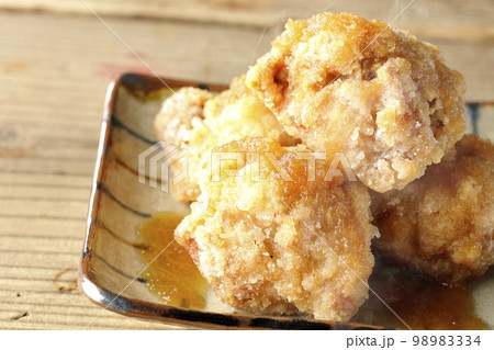 熱々の鶏の竜田揚げにおろしポン酢かけ 熱々の鶏の竜田揚げにおろしポン酢かけ 98983334