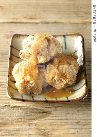 熱々の鶏の竜田揚げにおろしポン酢かけ 熱々の鶏の竜田揚げにおろしポン酢かけ 98983349