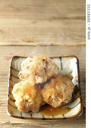 熱々の鶏の竜田揚げにおろしポン酢かけ 熱々の鶏の竜田揚げにおろしポン酢かけ 98983350