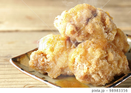 熱々の鶏の竜田揚げにおろしポン酢かけ 熱々の鶏の竜田揚げにおろしポン酢かけ 98983356