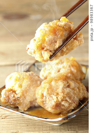 熱々の鶏の竜田揚げにおろしポン酢かけ 熱々の鶏の竜田揚げにおろしポン酢かけ 98983367