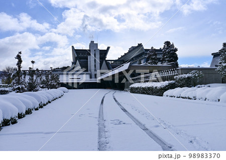積雪の朝の国立京都国際会館 98983370