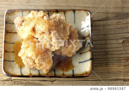 熱々の鶏竜田揚げにおろしポン酢かけを俯瞰で撮影 熱々の鶏竜田揚げにおろしポン酢かけを俯瞰で撮影 98983387