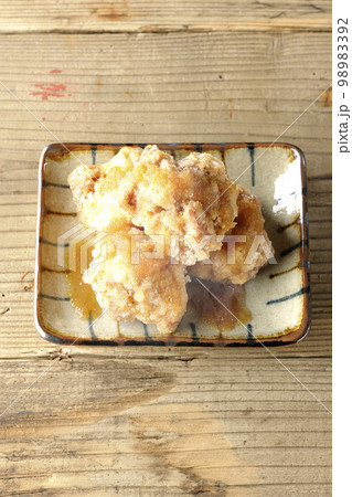 熱々の鶏竜田揚げにおろしポン酢かけを俯瞰で撮影 熱々の鶏竜田揚げにおろしポン酢かけを俯瞰で撮影 98983392