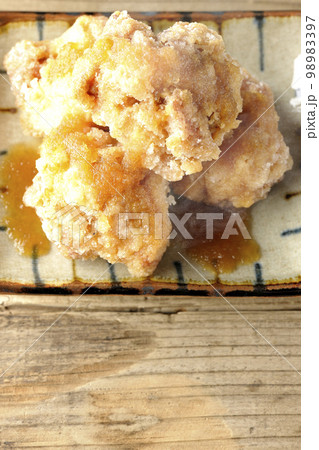 熱々の鶏竜田揚げにおろしポン酢かけを俯瞰で撮影 熱々の鶏竜田揚げにおろしポン酢かけを俯瞰で撮影 98983397