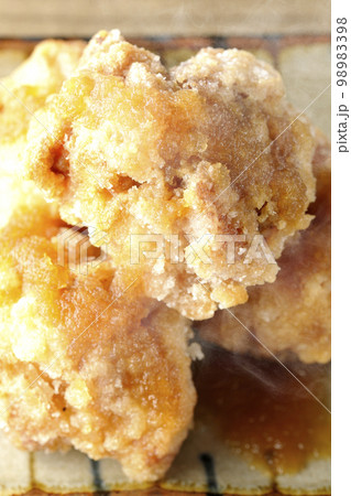 熱々の鶏竜田揚げにおろしポン酢かけを俯瞰で撮影 熱々の鶏竜田揚げにおろしポン酢かけを俯瞰で撮影 98983398