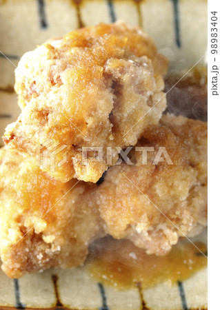 熱々の鶏竜田揚げにおろしポン酢かけを俯瞰で撮影 熱々の鶏竜田揚げにおろしポン酢かけを俯瞰で撮影 98983404